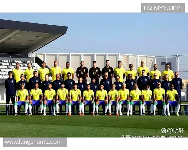 足球明星进球后激情奔向队友庆祝瞬间展现团队精神与默契配合